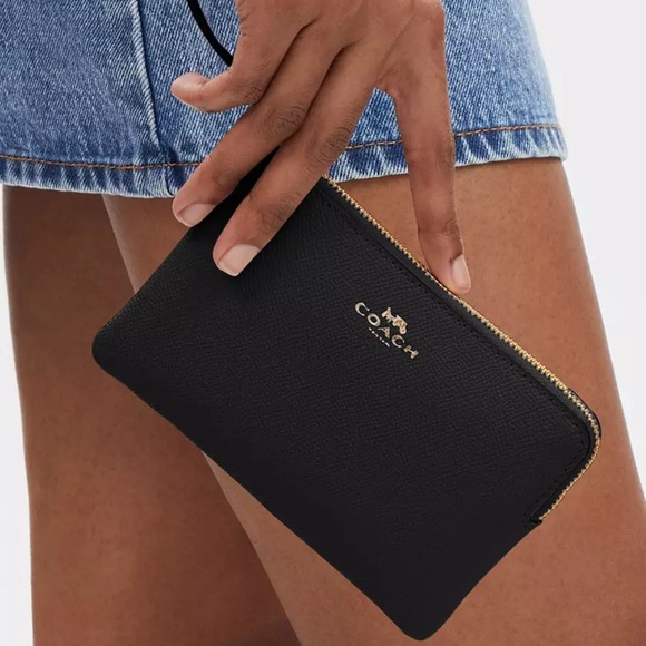 Coach Wristlet 😍🎀 - Picture 3 of 4